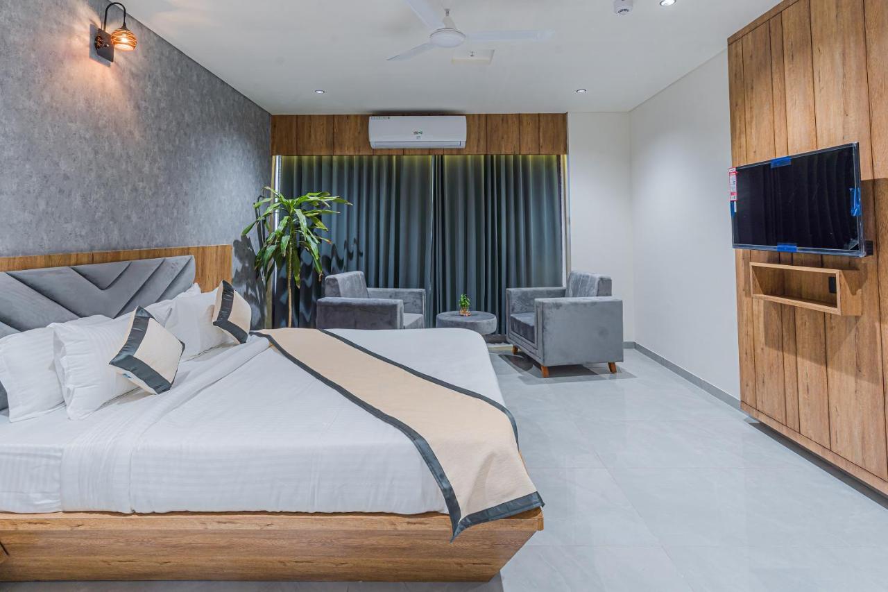 Hotel The Grand Heaven Gandhinagar Ngoại thất bức ảnh